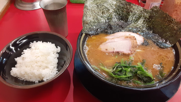 「ラーメン　半ライス」@IEKEI_TOKYO 王道家直系の写真