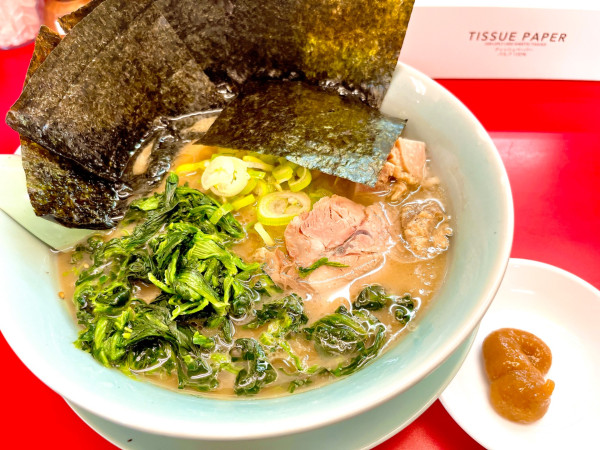 「ラーメン（690円）、ねり梅、海苔・ほうれん草、コロ焼豚」@ラーメン山岡家 土浦店の写真
