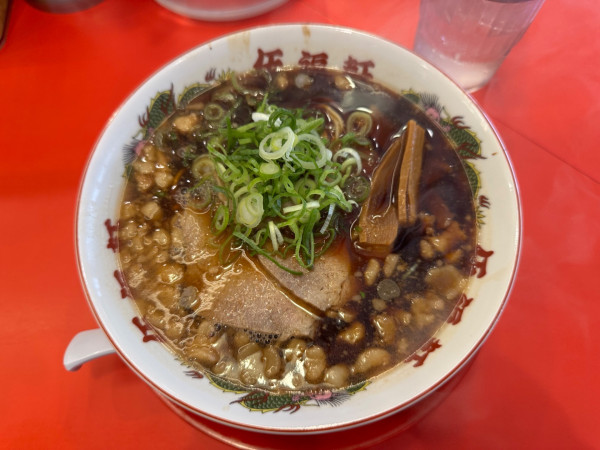 「背脂黒醤油ラーメン718円(税込790円)」@伍福軒 田町店の写真