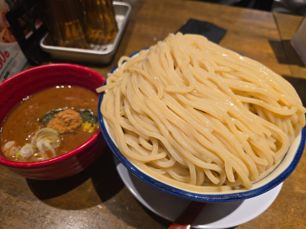 「特濃辛つけ麺・超特大(1500g)+400円 ￥1,550」@つけ麺専門店 三田製麺所 川崎店の写真
