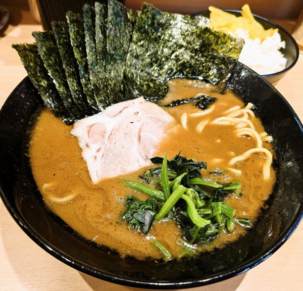 「ラーメン並＋海苔５枚＋ライス食べ放題」@ます家の写真