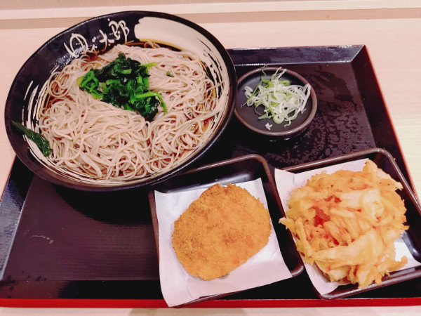 「冷し野菜かき揚げそば＋大盛（１００円）＝７００円　※」@ゆで太郎 新宿ワシントンホテル店の写真