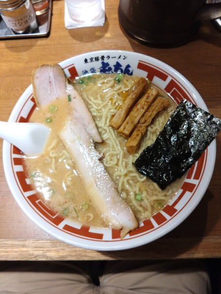 「東京豚骨ラーメン（ちぢれ麺）」@屯ちん 池袋本店の写真