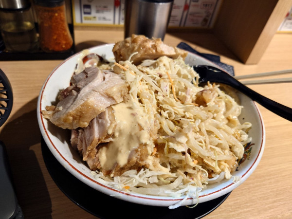 「小ブタ冷やし中華 ガリマヨニンニクマシマシ野菜アブラ」@豚山 池袋西口店の写真