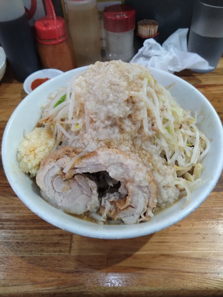 「ラーメン（並）（ニンニクアブラチョイ辛別皿）」@デカ盛り戦隊 豚レンジャーの写真