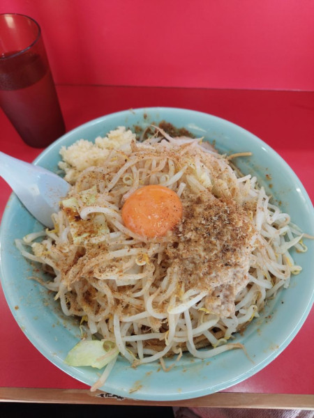 「煮干しまぜそば大＋生卵」@赤ひげラーメンの写真