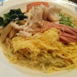 蒸し鶏五目冷やし中華 ごま 879円