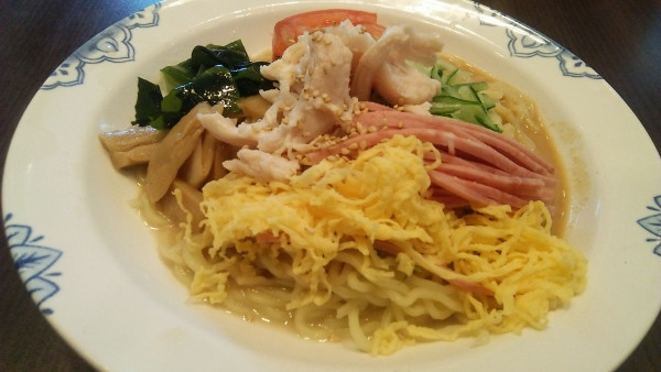 「蒸し鶏五目冷やし中華 ごま 879円」@バーミヤン 足立栗原店の写真