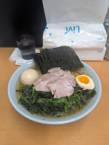 「特製ラ〜メン中、ほうれん草、味玉」@横浜らーめん 武蔵家 綾瀬店の写真