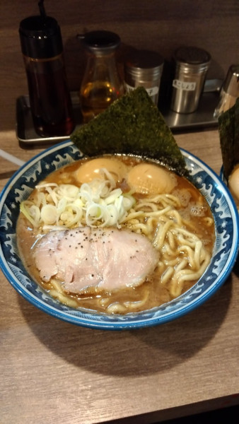 「ラーメン(普通)+くん玉×2」@兎に角 松戸店の写真