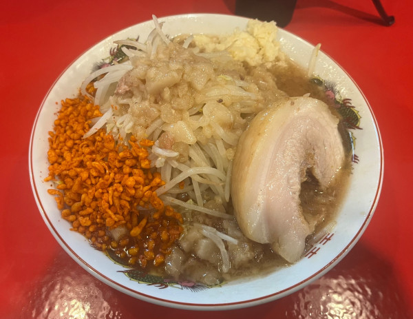 「ラーメン(ミニ)ニンニクアブラ辛揚げ」@ラーメン鷹の目 江古田店の写真