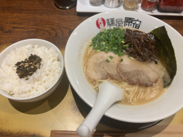 「とんこつ白ラーメン850円 ランチご飯サービス」@元祖 麺屋 原宿 名古屋金山店の写真