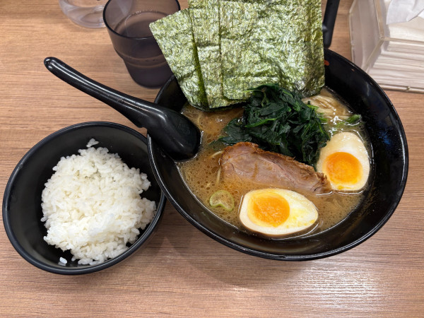 「ほうれん草玉子らーめん」@せい家 大山店の写真