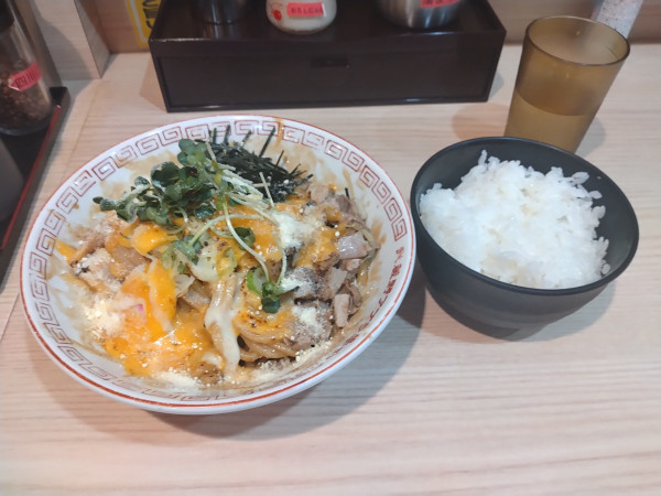 「炙りチーズ油そば¥1000+無限ライス¥100-」@武蔵野アブラ學会 神田店の写真