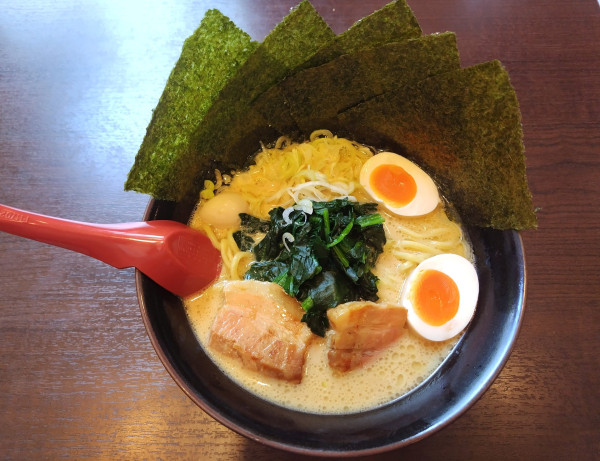 「赤盛りラーメン醤油 1100円」@横浜家系ラーメン 赤家 都立家政店の写真