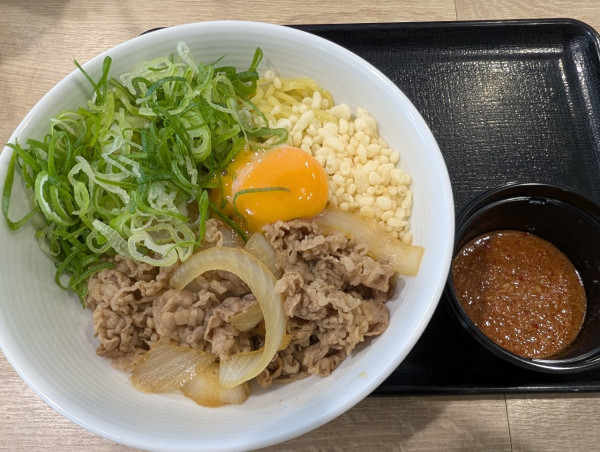 「まぜそば764円」@吉野家 東浦和店の写真