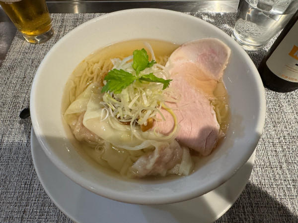 「冷やし塩煮干しワンタンそば」@成城青果の写真