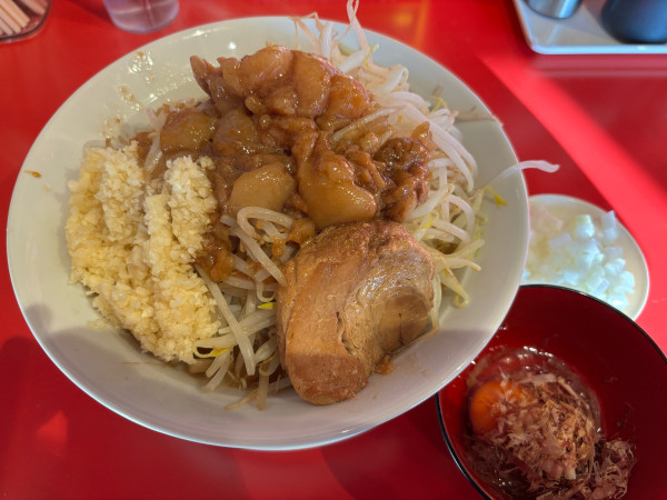 「ラーメン極太麺+節玉+玉ねぎ」@ボディブローの写真