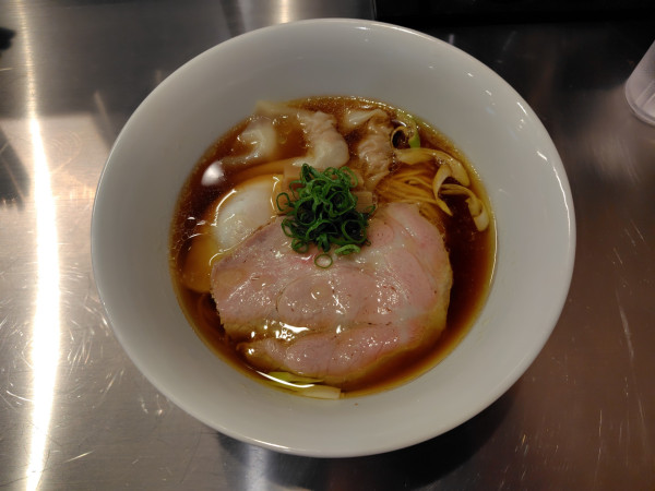 「ワンタン付き地鶏と鴨の醤油らぁ麺1150円」@麺しかのの写真