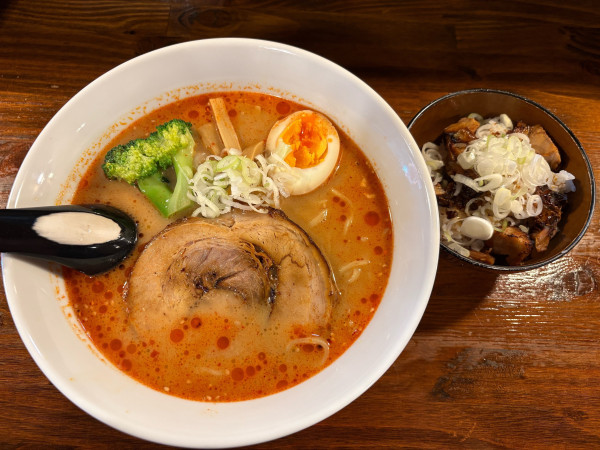 「辛味噌ラーメン➕ミニネギチャーシュー丼」@らぁ麺 麺道館の写真