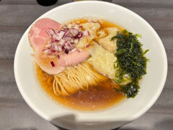 「淡麗ワンタン麺1300円＋プレモル小瓶450円」@麺や べらぼうの写真