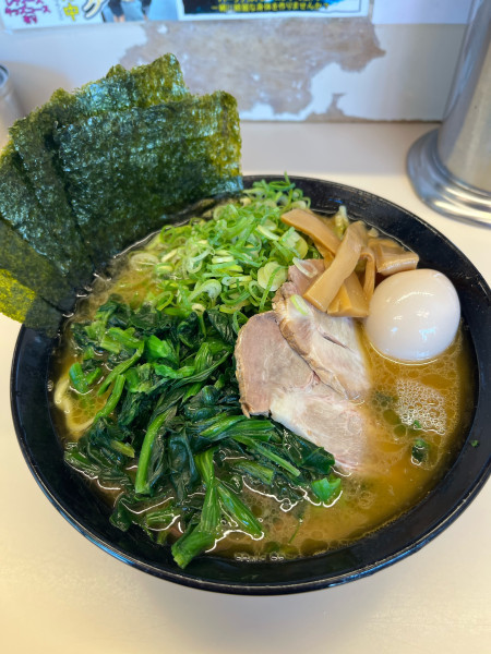 「スペシャル(中)1300円　ほうれん草200円」@らーめん武蔵家 千葉本店の写真