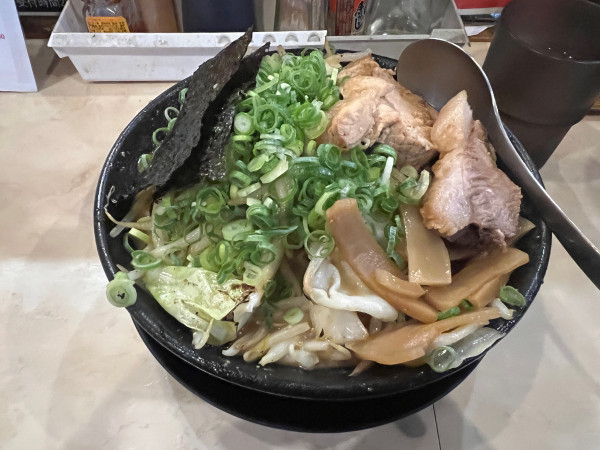 「豚骨味噌1000円大盛200円」@まるかつらーめんの写真