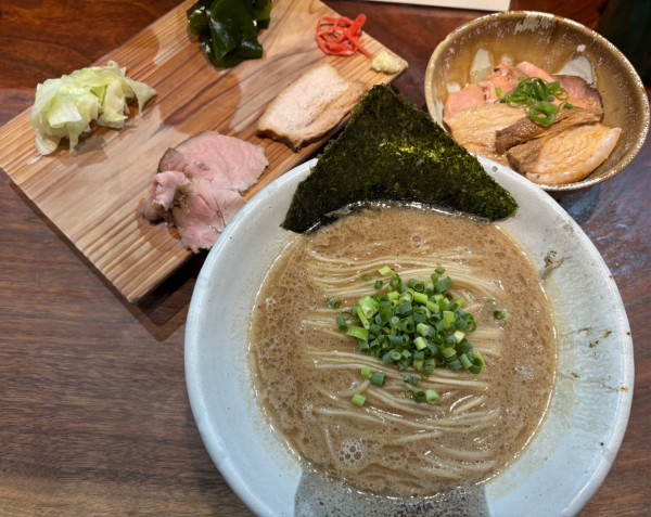 「岩中豚と博多地鶏で支えた極楽吸収豚骨+肉メッシ」@NATURAL TASTEの写真