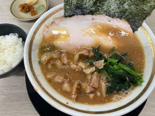 「ラーメン、固め、サービス豚こまチャーシュー、半ライス」@王道家直伝 との丸家 越谷店の写真