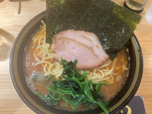 「ラーメン大盛＋ドリンク100円サービス」@横浜家系ラーメン てつ家の写真