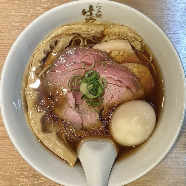 「醤油らぁめん」@らぁ麺 はやし田 新宿本店の写真