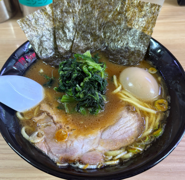 「豚骨醤油ラーメン＋味玉＋ライス」@麺屋はるの写真