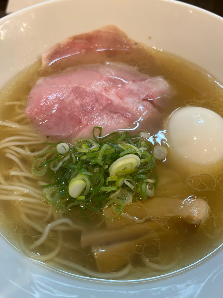 「しお味玉らーめん(1160)」@町田汁場 しおらーめん進化 町田駅前店の写真