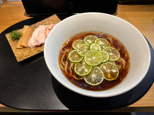 「【限定】鴨といりこ出汁のすだち冷やしらーめん(醤油)」@鴨中華そば 楓の写真
