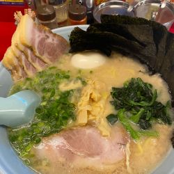 プレミアム塩とんこつ（中盛）＋チャーシュー＋海苔＋ほうれん草