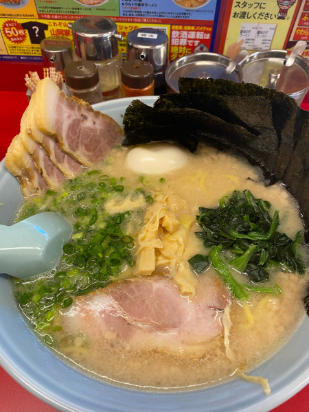 「プレミアム塩とんこつ（中盛）＋チャーシュー＋海苔＋ほうれん草」@ラーメン山岡家 平塚田村店の写真