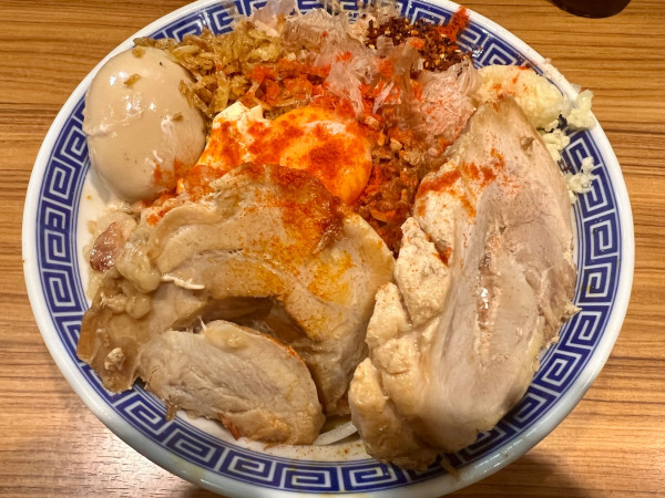 「豚玉汁なし＋辛に変身」@びんびん豚の写真