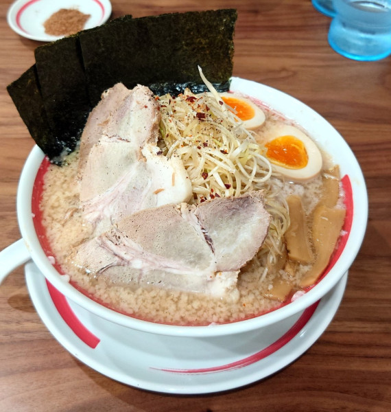 「スペシャル醤油+味玉（1350円）」@らーめんチャチャまるの写真