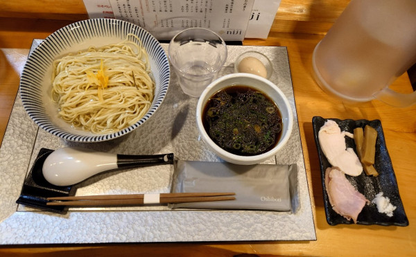 「【期間限定】昆布水つけ麺+味玉（黒醤油、1450円）」@ramen rise nijiの写真