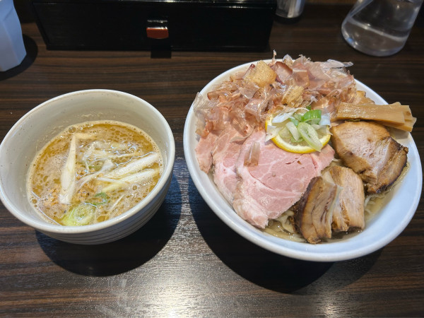 「２段鰹昆布水つけめん・大盛・塩・チャーシュー」@ら〜めん剣豪の写真