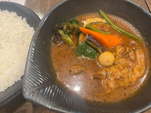 「チキンto野菜カレー、辛さ4、ごはん大盛」@lavi 新千歳空港店の写真