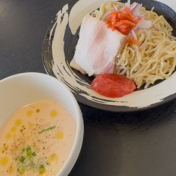 「【期間限定】スモークサーモンの冷製つけ麺 1,200円」@麺道 千里の写真