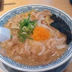 肉そば（825円）