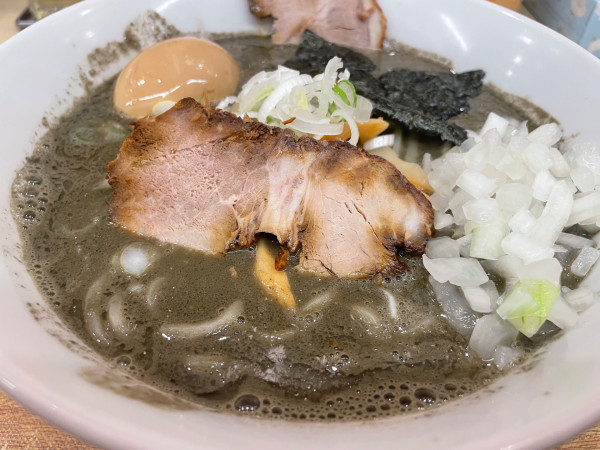 「味玉濃厚煮干ラーメン＋チャーシュー１枚＋玉ねぎ（1300円）」@大勝 松戸店の写真