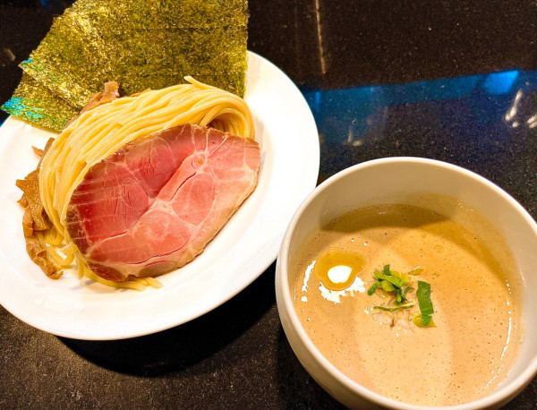 「冷やしホワイトつけ麺 大(1100円)、板海苔(CP)」@七福軒の写真