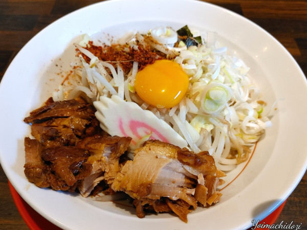 「まぜにぼ（880円）」@麺と飯 トンじろの写真
