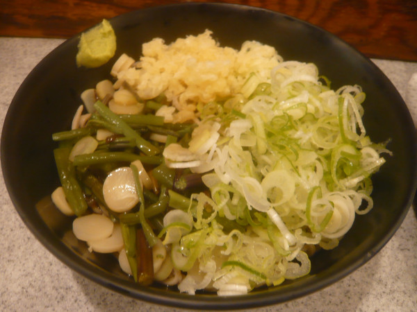 「冷やし山菜そば（温玉抜き、ネギ増し）」@そば処 かめや 新橋店の写真