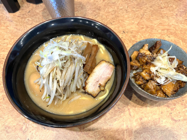 「味玉味噌ラーメン肉飯」@味噌らーめん屋 ちょりんの写真