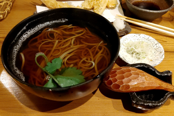 「かけそば（900円）」@手打蕎麦 游山の写真