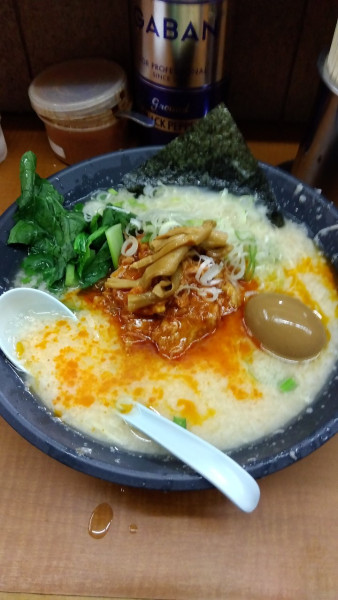 「ホルモンメン+小松菜」@屋台ラーメンとんこつ貴生 稔台店の写真